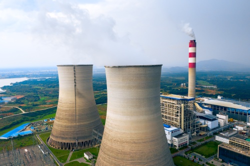 coal-fired-power-station-with-cooling-towers-releasing-steam-into-atmosphere-1