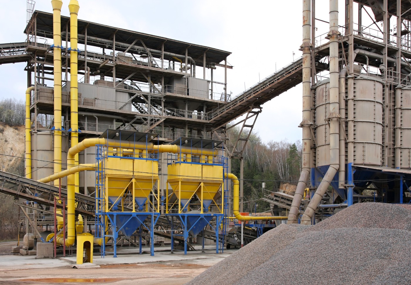 stone-quarry-with-silos-conveyor-belts-piles-stones (1)